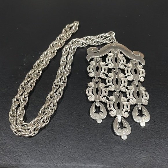 Jewelry - VINTAGE Silver tone Chunky Necklace